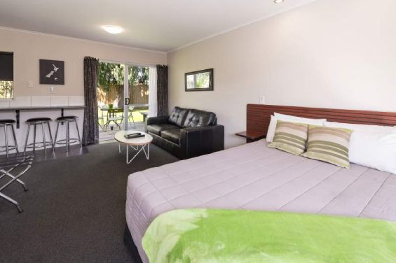 Deluxe One Bedroom Unit - queen-size bed